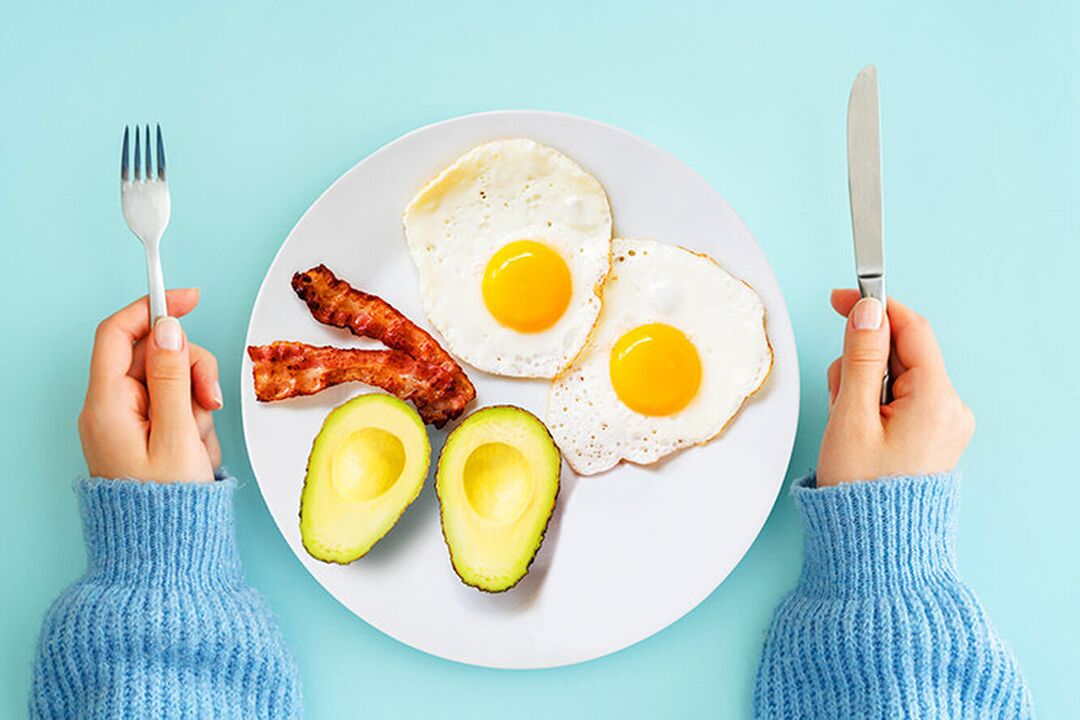 The Perfect Breakfast on the Ketogenic Menu - Eggs with Bacon and Avocado